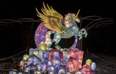 Efsanevi yaratık Pegasus 'un parlak renkli heykeli renkli dağlarda ya da kayalarda bulunur ve aydınlık bir ışık masalı yaratır.