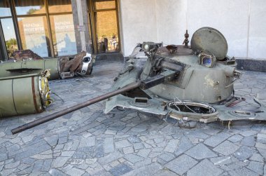 Rus işgalcilerin hava indirme aracının parçalanmış ve parçalanmış tareti.