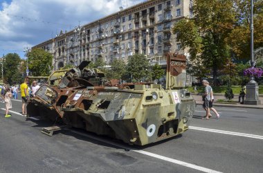 Kyiv 'deki Khreshchatyk caddesinde gösterilen Rus askeri teçhizatının sergilendiği yangın emri ve personel aracıyla etkisiz hale getirildi.