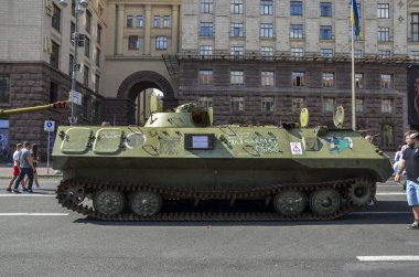 Ukrayna kuvvetleri tarafından imha edilen Rus askeri teçhizatı sergisinde MTLB komuta ve personel aracı ele geçirildi.