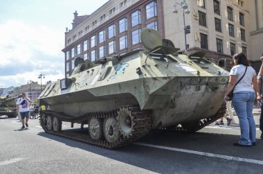 Ukrayna kuvvetleri tarafından imha edilen Rus askeri teçhizatı sergisinde MTLB komuta ve personel aracı ele geçirildi.