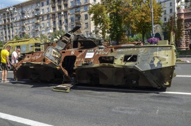Kyiv 'deki Khreshchatyk caddesinde gösterilen Rus askeri teçhizatının sergilendiği yangın emri ve personel aracıyla etkisiz hale getirildi.