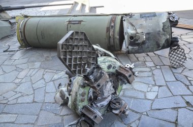 Rus istilacılar tarafından Ukrayna topraklarına fırlatılan Tochka-U sistemi SS-21 Scarab A, M-21 'in operasyonel taktik füzesinin metal parçası.