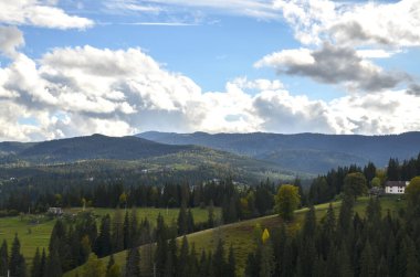 Ormanlar, çayırlar ve evlerle kaplı yüksek dağlarla dolu manzaralı manzara, doğal ortama uygun olarak etrafa saçılmış. Karpatlar, Ukrayna