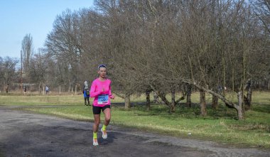 Kyiv 'de yarışan kadın koşucu. Spor ve sağlıklı spor