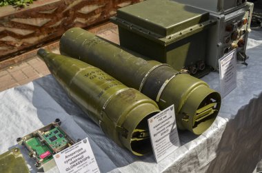 Kyiv 'deki imha edilmiş Rus askeri teçhizatı sergisinde sergilenen maksimum 25 km' lik atış menziline sahip 152 mm 'lik yüksek patlayıcı mermisi Krasnopol-M.