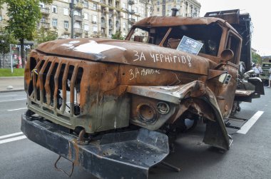 Kyiv 'deki sergide sergilenen mesafede 36-40 top mermisi atan Rus BM-21 Grad roket güdümlü topçu sistemi yok edildi.