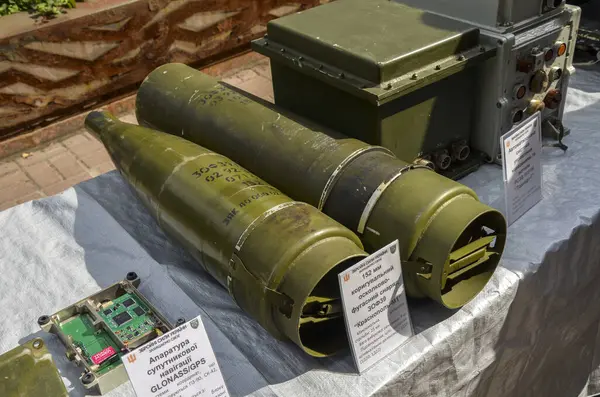 Kyiv 'deki imha edilmiş Rus askeri teçhizatı sergisinde sergilenen maksimum 25 km' lik atış menziline sahip 152 mm 'lik yüksek patlayıcı mermisi Krasnopol-M.