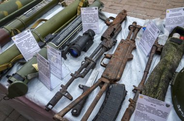 Ödül saldırı tüfekleri, dürbün, tanksavar roket güdümlü el bombası ve Kyiv 'deki sergi sırasında sergilenmek üzere sunulan Rus askerlerinden oluşan diğer askeri teçhizat