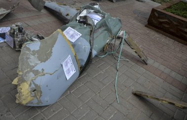 Stratejik Cruise füzesi Kh-101 / AS-23 Kodiak 'ın Ukrayna topraklarındaki Rus istilacılar tarafından ateşlenen ön ve orta kanat bölümünün kalıntıları.