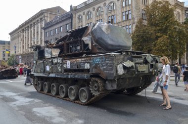 Rus askeri teçhizatının sergilendiği Kyiv 'deki Khreshchatyk caddesinde Buk M2 hava füze sistemi yok edildi.