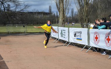 Şehir parkında koşan aktif bir kız sporcu. Sağlıklı bir yaşam tarzı. Kilo kaybı. Şehir maratonu koşusu.