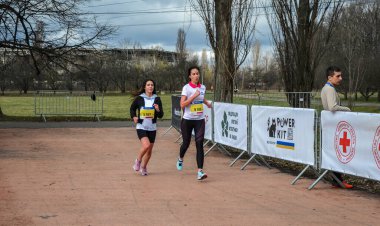 Şehir parkında koşan aktif bir kız sporcu. Sağlıklı bir yaşam tarzı. Kilo kaybı. Şehir maratonu koşusu.