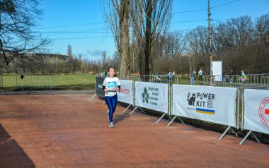 Şehir parkında koşan aktif bir kız sporcu. Sağlıklı bir yaşam tarzı. Kilo kaybı. Şehir maratonu koşusu.