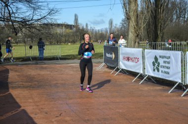 Şehir parkında koşan aktif bir kız sporcu. Sağlıklı bir yaşam tarzı. Kilo kaybı. Şehir maratonu koşusu.