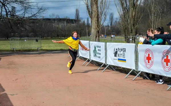 Şehir parkında koşan aktif bir kız sporcu. Sağlıklı bir yaşam tarzı. Kilo kaybı. Şehir maratonu koşusu.