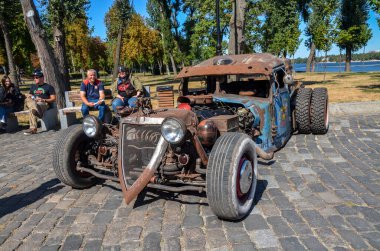 8 silindirli Mercedes-Benz motoru (M119) ve eski araba fuarındaki BMW vitrininden manüel şanzımanı olan klasik bir hot roadster (hot roadster).