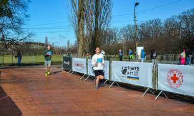 Kyiv 'deki yarışma sırasında koşan sporcular. Sağlıklı yaşam tarzı, spor hobisi