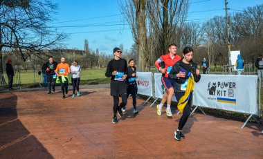 Kyiv 'deki yarışma sırasında koşan sporcular. Sağlıklı yaşam tarzı, spor hobisi