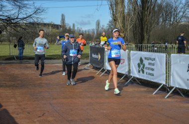 Kyiv 'deki yarışma sırasında koşan sporcular. Sağlıklı yaşam tarzı, spor hobisi