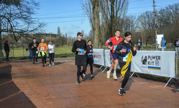 Kyiv 'deki yarışma sırasında koşan sporcular. Sağlıklı yaşam tarzı, spor hobisi