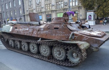 Zırhlı şahsi taşıyıcı MT-LB 'ye Kyiv' deki imha edilmiş Rus askeri teçhizatı sergisinde bir dozer bıçağı takıldı.