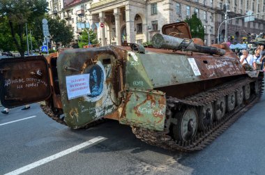 Zırhlı şahsi taşıyıcı MT-LB 'ye Kyiv' deki imha edilmiş Rus askeri teçhizatı sergisinde bir dozer bıçağı takıldı.