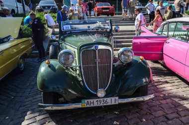 Audi Front UW 225 önden çekişli 1936 model Cabriolet Kyiv 'deki tarihi mitingde sunuluyor.