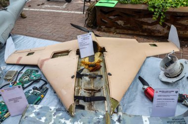 Kyiv 'deki imha edilmiş askeri teçhizat sergisinde Rus yüksek hassasiyetli insansız hava aracı Kub' un savaş başlığı olmadan enkazı sergileniyor.