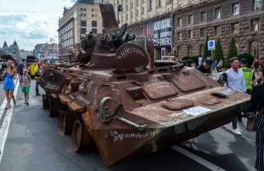 Rusty, Rus zırhlı personel taşıyıcısı BTR-82 AM Ukraynalı savunmacılar tarafından yok edildi ve Kyiv 'deki ana caddede sergilendi.