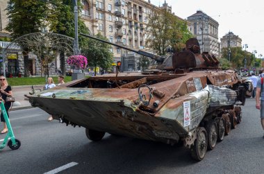 Ukrayna Bağımsızlık Günü 'nden önceki sergi sırasında Khreshchatyk' in ana caddesi olan Khreshhatyk 'teki Rus piyade aracı BMP-2' de bozulmuş ve paslanmış durumda.