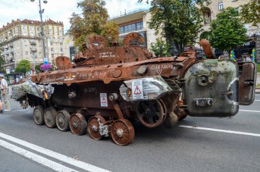 Ukrayna Bağımsızlık Günü 'nden önceki sergi sırasında Khreshchatyk' in ana caddesi olan Khreshhatyk 'teki Rus piyade aracı BMP-2' de bozulmuş ve paslanmış durumda.