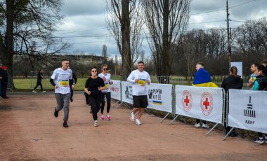 Şehirde koşan maraton sırasında çok sayıda sporcu. fitness ve sağlıklı yaşam tarzı konsepti 