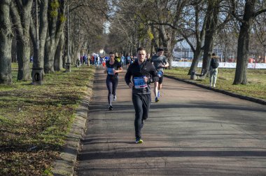 Şehirde koşan maraton sırasında çok sayıda sporcu. fitness ve sağlıklı yaşam tarzı konsepti 