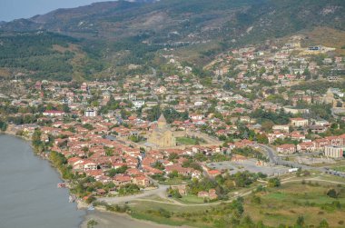 Mtskheta şehrinin tarihi merkezi, canlı binalar ve Mtkvari (Kura) ve Aragvi nehirlerinin kesiştiği dağların eteklerinde yer alan Svetitskhoveli Katedrali 'dir. Georgia