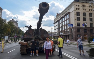 Kyiv 'deki Khreshchatyk caddesinde Rus askeri teçhizatının sergilendiği bir sergide Msta-S' nin yanmış ve tahrip edilmiş şekilde sergilendi.