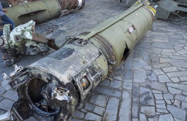Hasarlı füze OTR-21 Tochka, Kyiv 'in merkezindeki Khreshhatyk caddesinde Rus askeri araç ve teçhizatlarının sergilendiği sergide gerçekleşti.