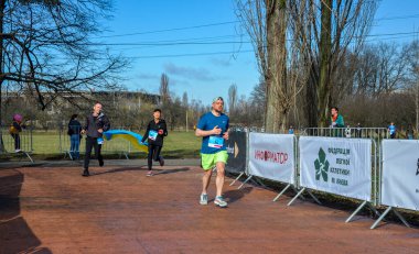 Bir grup sporcu şehir maratonunda koşuyor. Spor, spor ve sağlıklı yaşam tarzı konsepti