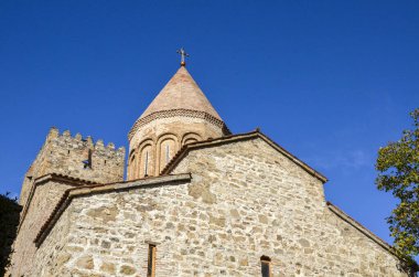 Georgia 'daki Ananuri Kalesi kompleksinde nehir taşı ve tuğladan inşa edilmiş Kurtarıcı' nın çapraz kubbeli kilisesinin çatısı.