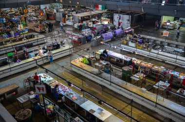 Kyiv 'deki en eski işletme pazarlarından biri, birçok satıcının ve farklı türde ürünlerin bulunduğu kapalı bir Zhytniy Pazarı.