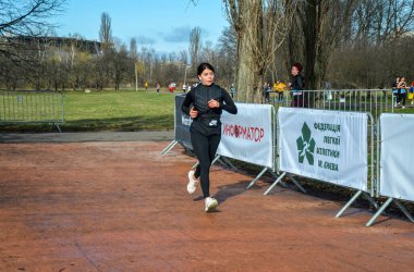 Şehir parkındaki koşu yarışında kadın sporcu. fitness ve sağlıklı yaşam tarzı konsepti