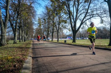 Başkent Ukrayna 'da düzenlenen yıllık yarışmaya maraton koşucuları katılıyor