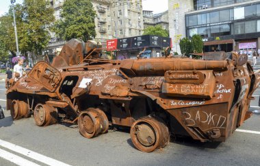 Yıkılmış ve yanmış Rus BTR-60 zırhlı personel taşıyıcısı Ukrayna 'nın Bağımsızlık Günü kutlamaları sırasında Kiev' deki Khreshchatyk caddesinde sıralanmıştı.