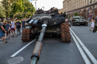 Ukrayna ordusu tarafından ezilen Rus T-72 tankı, Kyiv 'deki Khreschatyk Caddesi' ndeki imha edilmiş Rus ekipmanlarının sergisinde sergilendi.