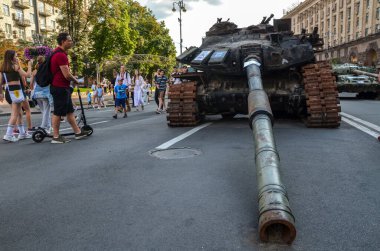 Ukrayna ordusu tarafından ezilen Rus T-72 tankı, Kyiv 'deki Khreschatyk Caddesi' ndeki imha edilmiş Rus ekipmanlarının sergisinde sergilendi.