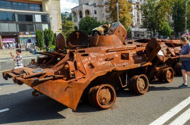 Yıkılmış ve yanmış Rus BTR-60 zırhlı personel taşıyıcısı Ukrayna 'nın Bağımsızlık Günü kutlamaları sırasında Kiev' deki Khreshchatyk caddesinde sıralanmıştı.