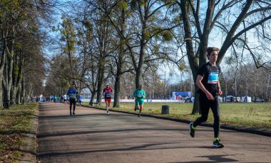 Şehir maratonu. Birçok sportif insan bahar günü kentsel alanda yarış yapıyor, sağlıklı yaşam tarzı ve spor kavramları.