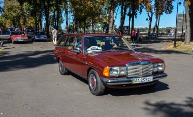 Mercedes-Benz 200 T W123 1984, Kyiv 'deki eski araba fuarında sunulan ve modern E-Sınıfının öncüsü olan bir iş yolcu otomobili ailesidir.