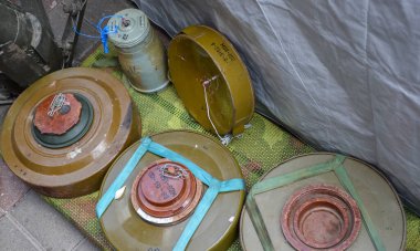 MON-100 Yüksek patlayıcı dairesel mayın, metal gövdeli levha, eski Sovyetler Birliği tarafından tasarlanmış anti-personel kara mayını.