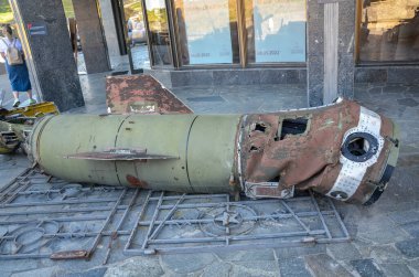 Hasarlı füze OTR-21 Tochka Rus askeri araçları ve teçhizatlarının sergilendiği sergide